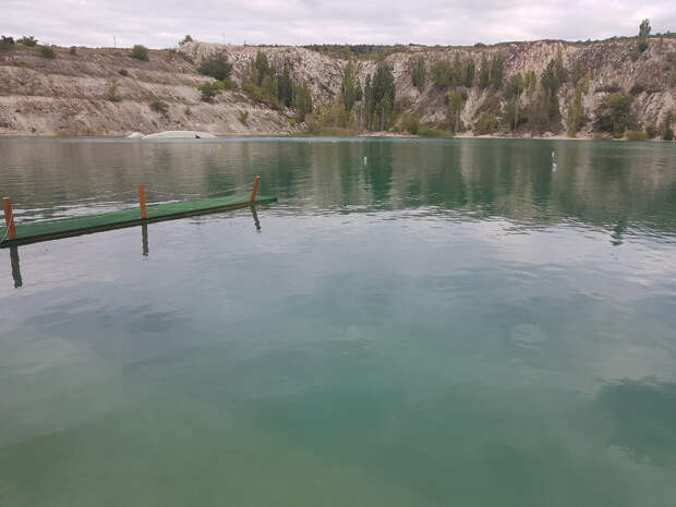 Красивейшее Мраморное озеро с водой небесно-изумрудного цвета. Как здесь отдыхают люди и чем можно заняться в любое время года.