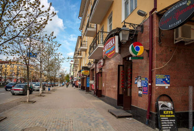 Улицы выглядят хорошо. Широко и просторно, как я привык, когда жил в Красноярске и Саяногорске. Вообще, местность вблизи Грозного, отчасти напоминает местность вблизи Саяногорска - степь, а вдали, но не очень далеко, высокие горы. Разве что нет таких грозный, прогулка, чечня