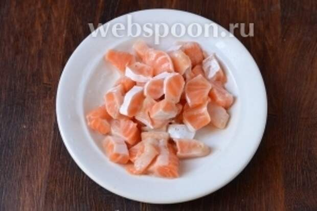 Форель нарезаем небольшими кубиками.