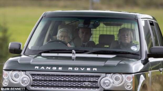 Королева Елизавета II ездит по газонам jaguar, англия, елизавета, королева