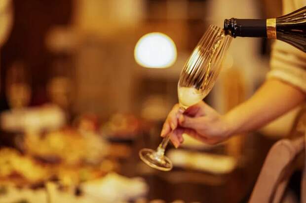 Какие есть игристые вина и что выбрать на Новый год? Не только шампанское