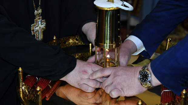 В Москву доставили Благодатный огонь из Иерусалима