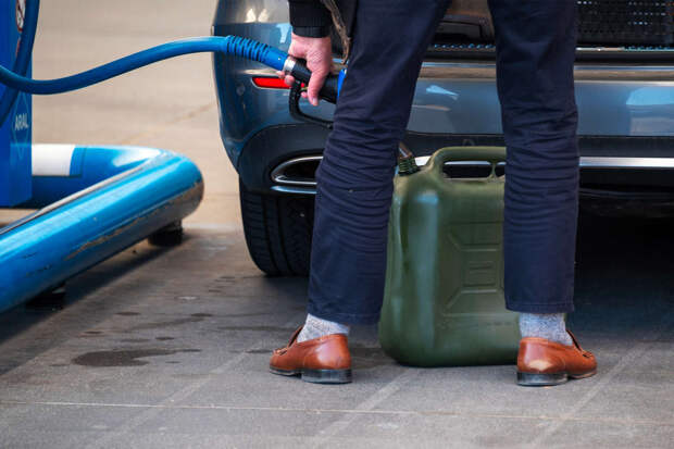 Кабмин намерен не допустить "утекания" бензина и дизеля с российского рынка