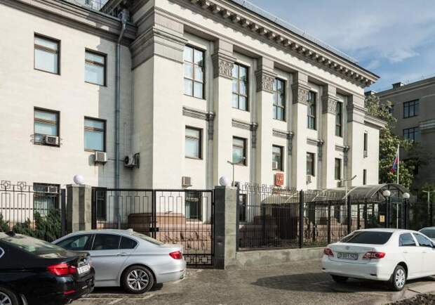 В Киеве под вымышленным предлогом задержаны сотрудники посольства России