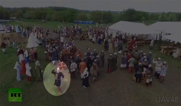 Участник исторического фестиваля копьём сбил летающий дрон