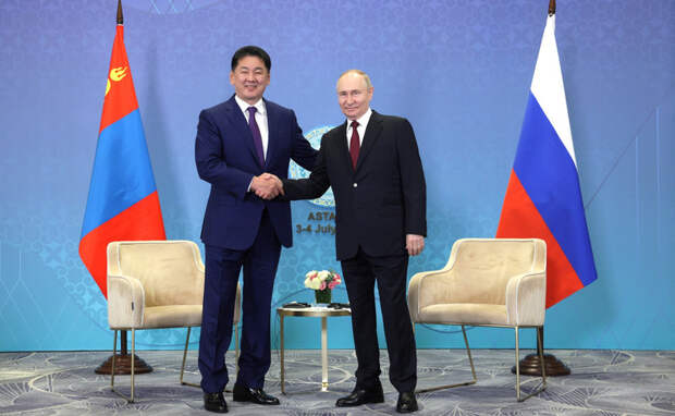 Владимир Путин с главой Монголии Ухнаагийном Хурэлсухом. Фото: Пресс-служба администрации Президента России