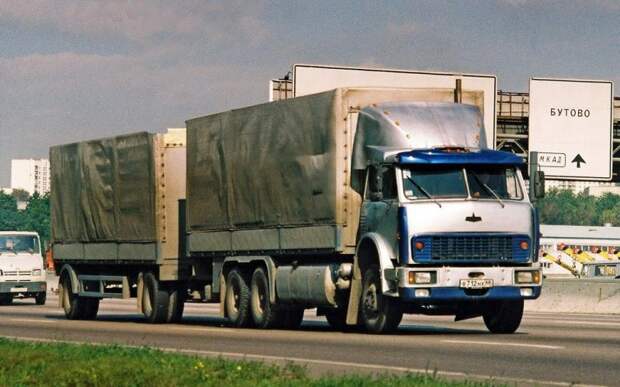 Для увеличения грузоподъемности одиночные МАЗы переделывали в те времена в трехосные. 90-е, грузовик, дальнобойщики, тюнинг