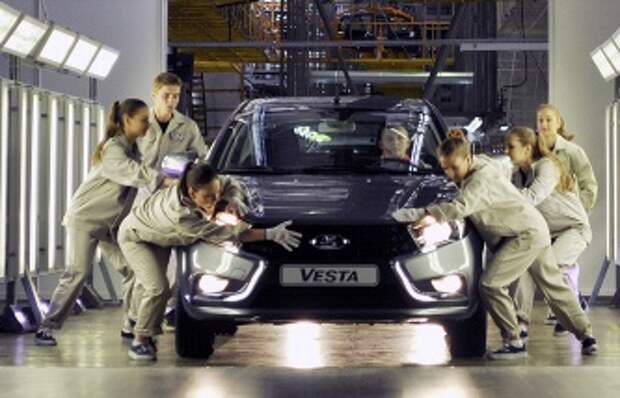 Во время церемонии запуска автомобиля Lada Vesta в серийное производство на Ижевском автозаводе ОАО "АвтоВАЗ"