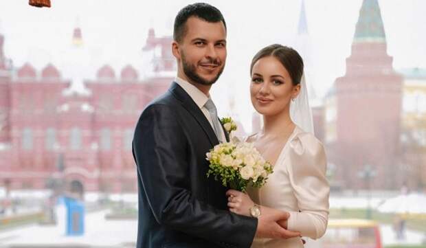 Порядка 165 пар поженились в столице в День России