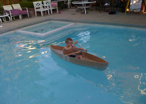 Картонная лодка для игр в бассейне.