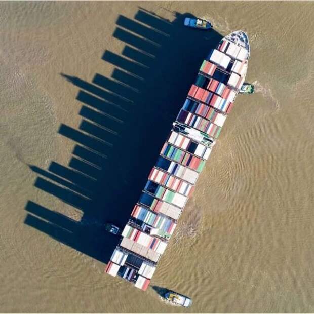 Небоскребы, сделанные торговым судном в море.