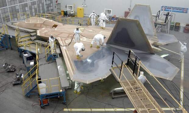 Сборочная линия F-22А (на текущий момент производство прекращено) - Т-50 vs F-22 Raptor. Сравнительный анализ истребителей пятого поколения в России и США | Военно-исторический портал Warspot.ru