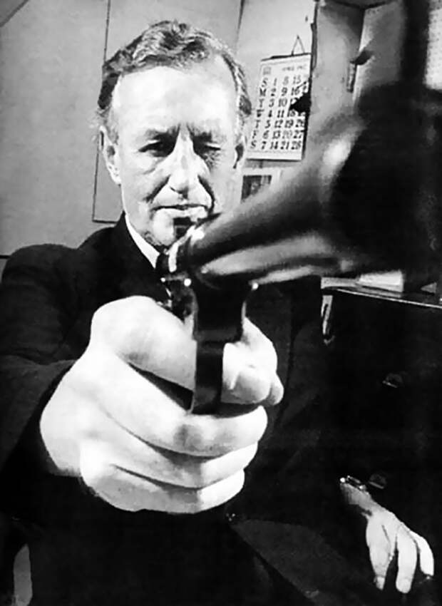 Ian-Fleming-Pointing-Gun-James-Bond.jpg