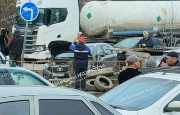 Грузовик и две легковушки столкнулись на улице Рязанской в Туле