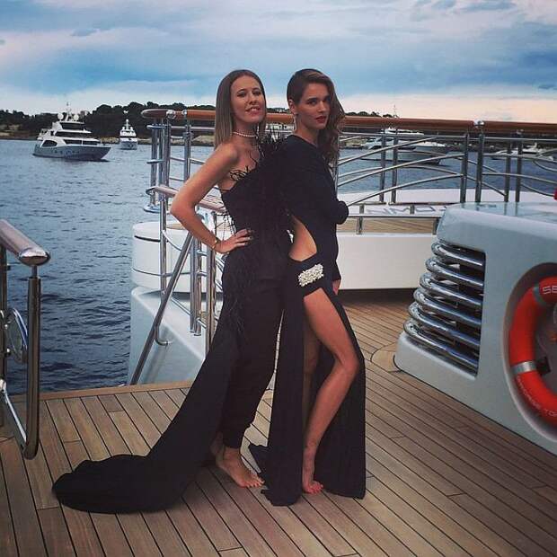 Ксения с подругой на борту яхты «Serene». Фото: Instagram.