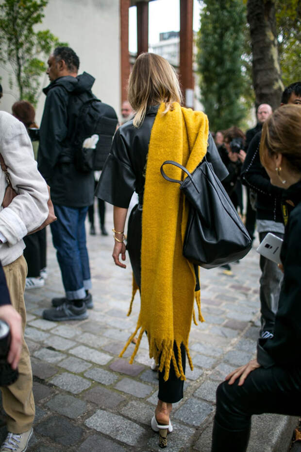 Девушка в кожаном плаще, желтый палантин и большая сумка