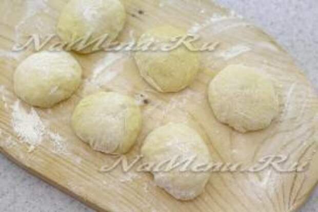 Разделите тесто на 6 ровных кусочков