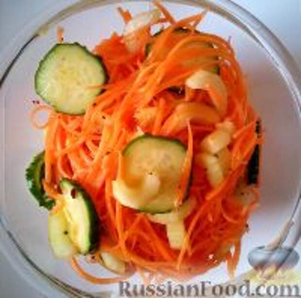 Фото к рецепту: Жгучий морковный салат с огурцом и сельдереем