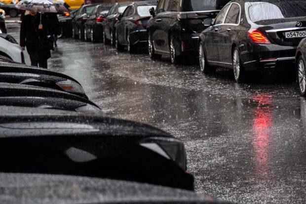 В Москве из подтопленного из-за дождя автобуса эвакуировали 15 человек