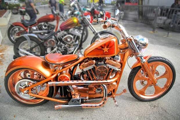 House of Thunder (Майами, Флорида). Очень известная мастерская, не раз засветившаяся в различных телешоу, и заодно дилер Harley-Davidson. На снимке – «медный» кастом-байк Copper Sportster.