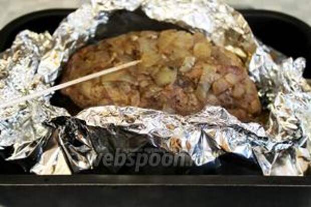 Мясо проткнуть деревянной спицей (шпажкой), если она входит очень легко — мясо готово.