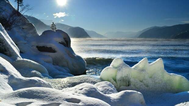 Фотографы запечатлели ледяные красоты на Телецком озере