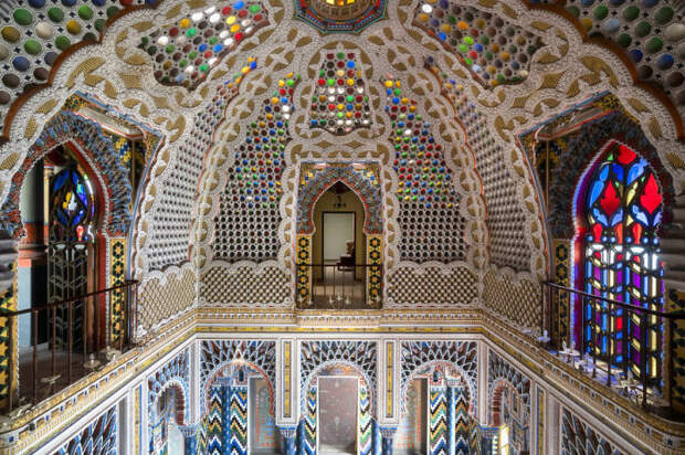 Яркий и многоцветный великолепный интерьер дворца Саммеццано в Тоскане (Италия).