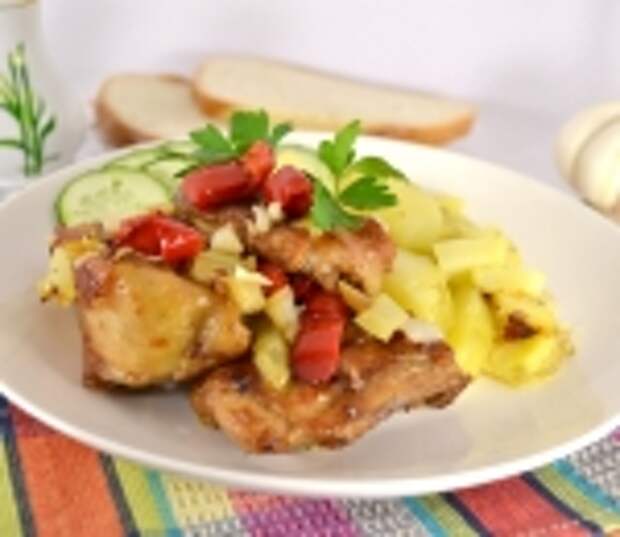 Курица жареная на сковороде со сладким перцем и чесноком