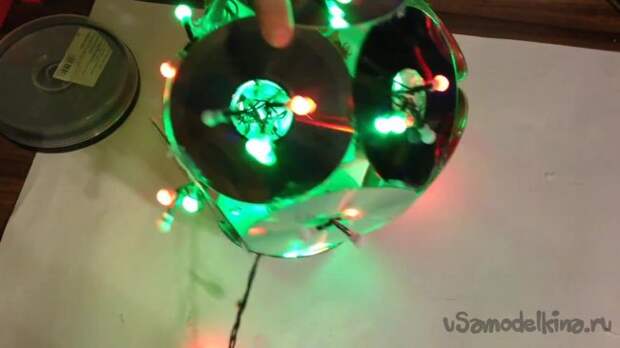 Делаем новогодний светильник из гирлянд и старых дисков