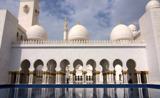 Мечеть шейха Зайда ОАЭ Это самая большая мечеть в Объединенных Арабских Эмиратах и ​​восьмая по величине мечеть в мире. Здание было построено в период между 1996 и 2007 годами и до сих пор является одним из основных мест паломничества мусульман со всей планеты.