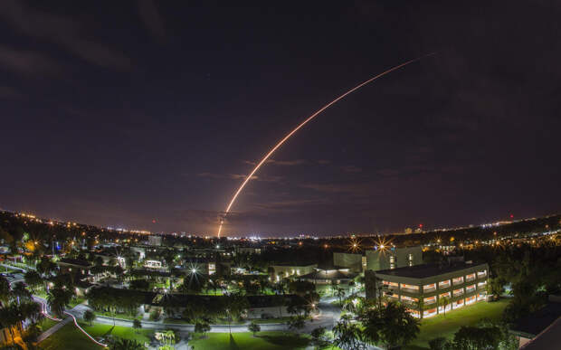 32. Запуск ракеты Атлас-5 с мыса Канаверал во Флориде. Фото: REUTERS / Michael Brown. 