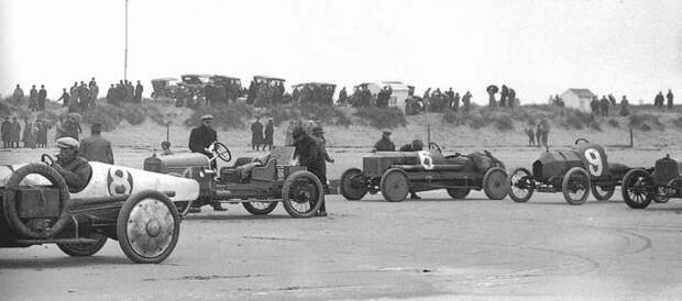 Подборка фотографий автогонок прошлого века (154 фото)