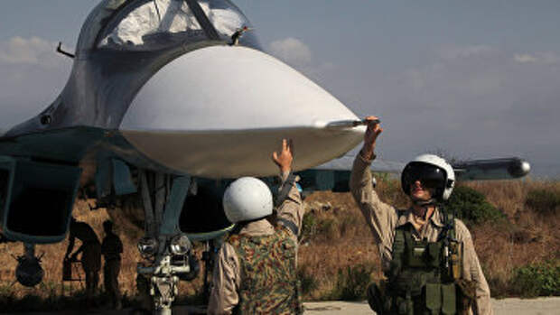 Российские пилоты самолета Су-34 на авиабазе Хмеймим в Сирии. Архивное фото