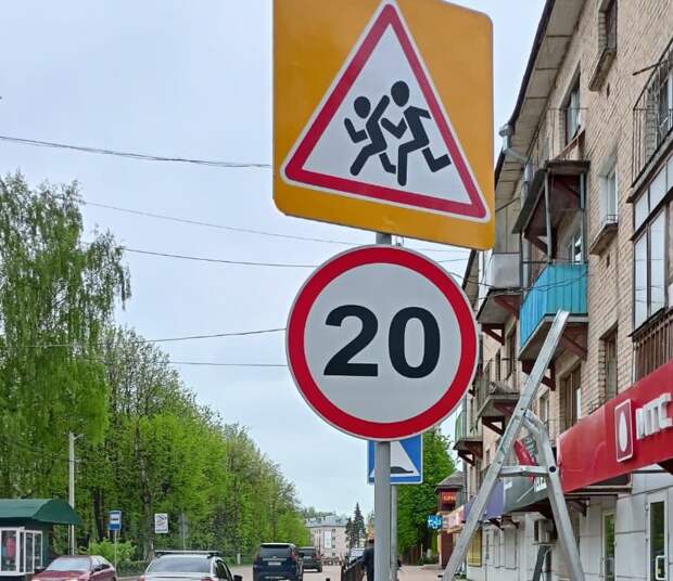 В Бологовском районе приводят в порядок придорожные территории