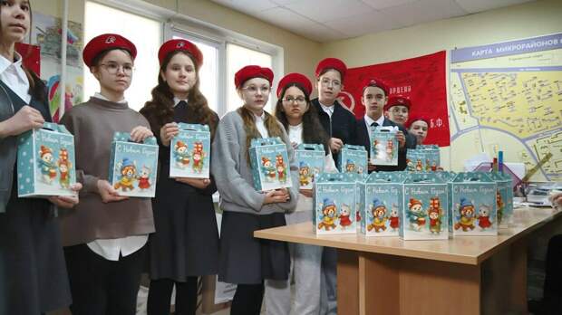 «Чтобы у них было настроение»: школьники Нижнекамска приготовили подарки для бойцов СВО