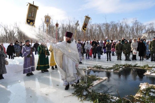 Святой водой можно окроплять жилье, вещи, принимать во время болезни Святой водой можно окроплять жилье, вещи, принимать во время болезни