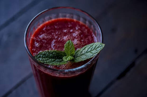 Диетолог Чехонина: почему полезно пить томатный, свекольный и березовый сок