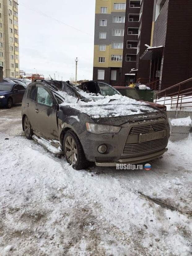 Упавшая с крыши глыба льда раздавила внедорожник стоимостью более 1 миллиона