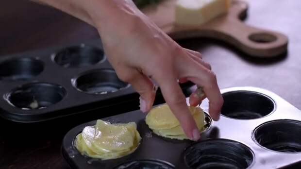 Повар кладет картошку в формочки для кексов. Когда она достала ее из печи, гости озадачились…