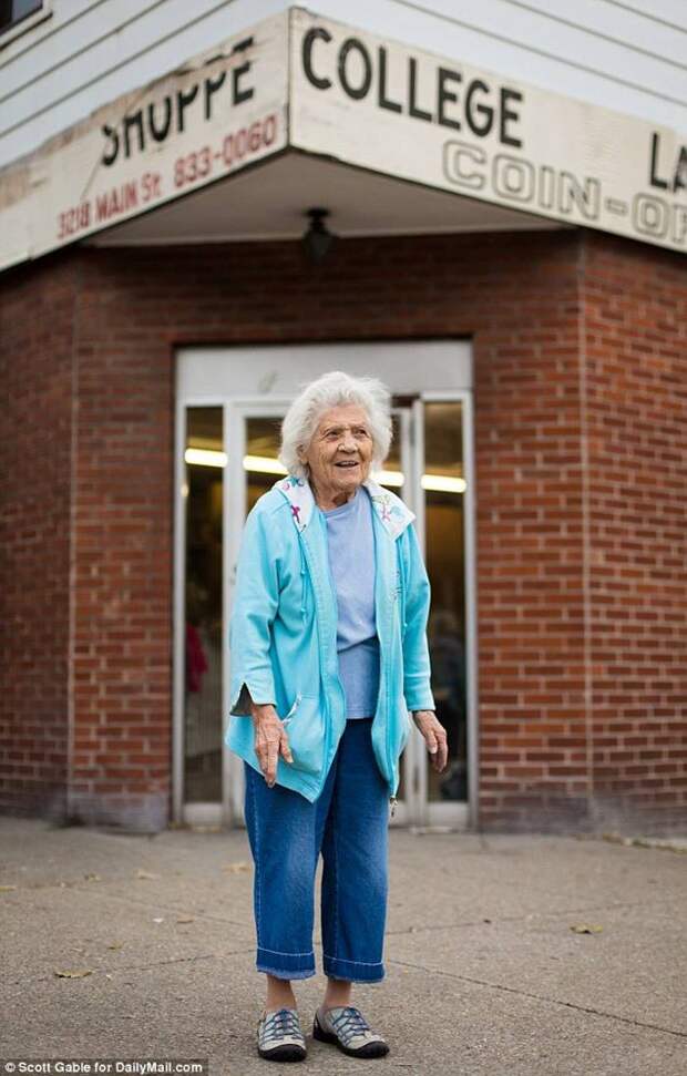 Ей 100 лет, но она все еще работает в прачечной по 11 часов 6 дней в неделю прачечная, работа