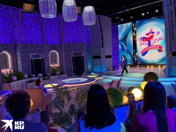 Лариса Гузеева выходит к зрителям.