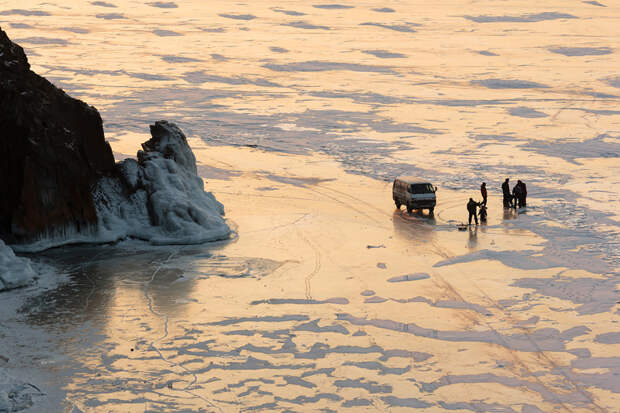 7. Несмотря на толщу льда в несколько метров, который выдерживает вес машины, рыбаки сверлят лунки для ловли омуля — байкальского эндемика. байкал, озеро, фотография