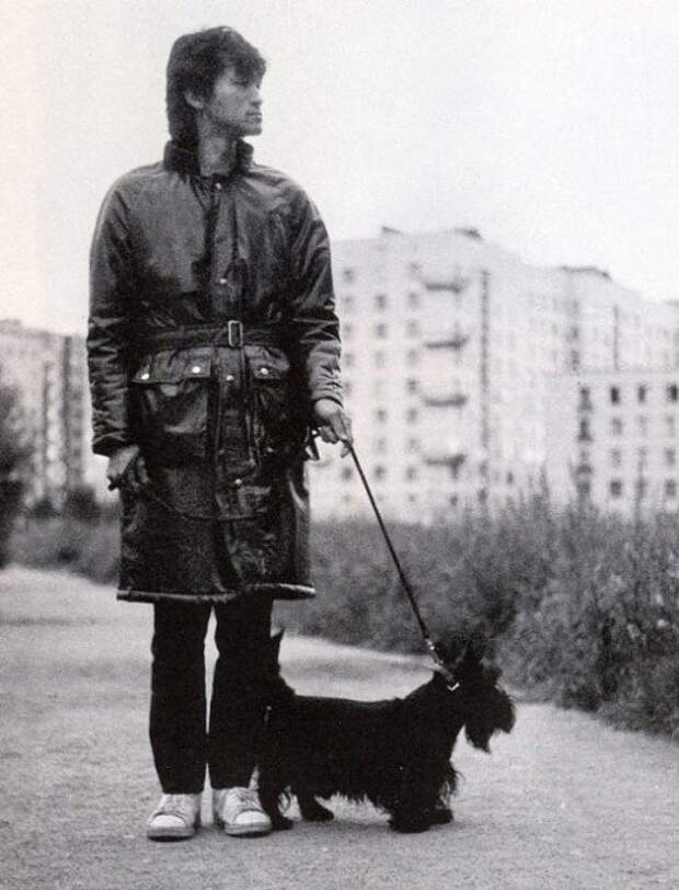 Виктор Цой со своим псом Билом во время прогулки, осень 1985-го года. история, редкие, фото