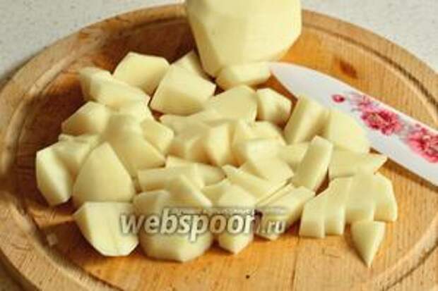 Картофель нарезать небольшим кубиком.