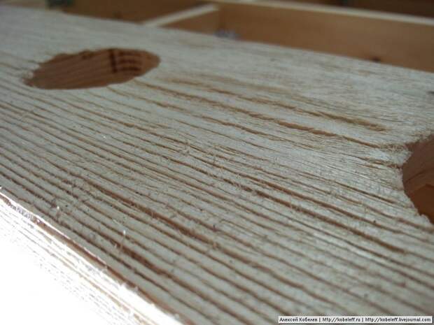 Параллельно с этим мы приступили к искусственному состариванию дерева – брашированию. В промежуточном варианте это выглядит так. На этом же фото видны отверстия под софит и выключатель. Параллельно с этим мы приступили к искусственному состариванию дерева – брашированию. В промежуточном варианте это выглядит так. На этом же фото видны отверстия под софит и выключатель. кровать, мебель, сделай сам