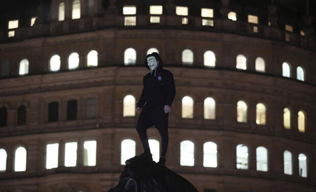 Протестующий на Трафальгарской площади в центре Лондона