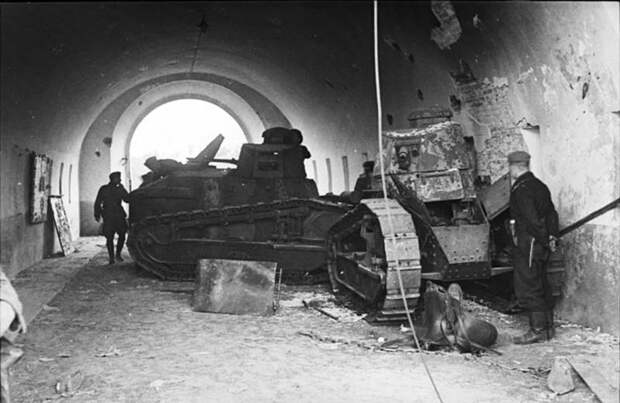 Польские танки в воротах крепости, 1939 г. <br>
