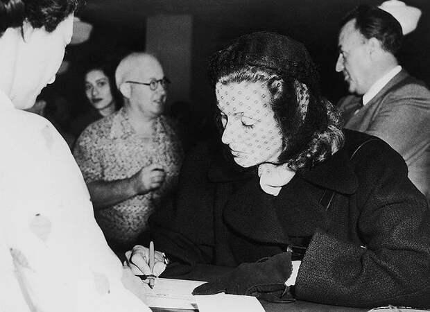 В 1951 году Гарбо приняла американское гражданство и спустя два года, купив апартаменты на Манхэттене, переехала туда. Она отказывала в интервью, не появлялась на публике и не отвечала на письма поклонников