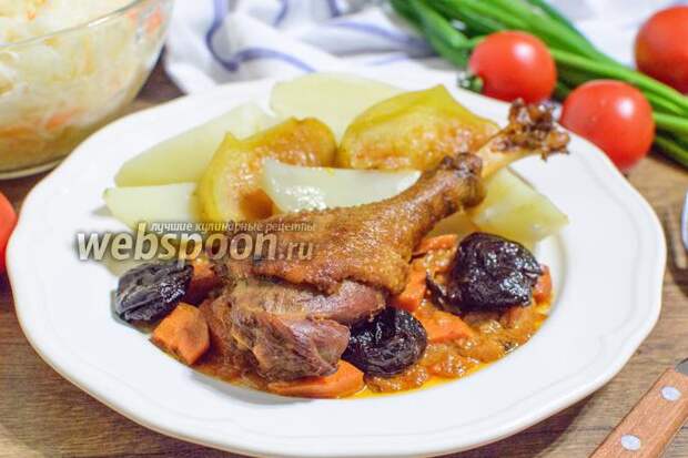 Фото Гусь, тушёный с яблоками и черносливом