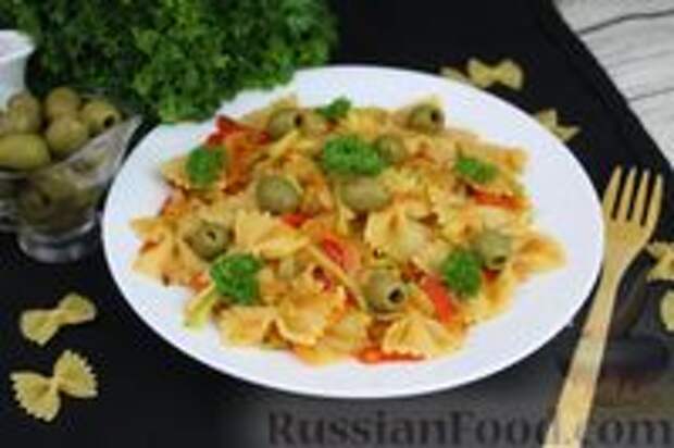 Фото к рецепту: Макароны с кабачком, сладким перцем и оливками